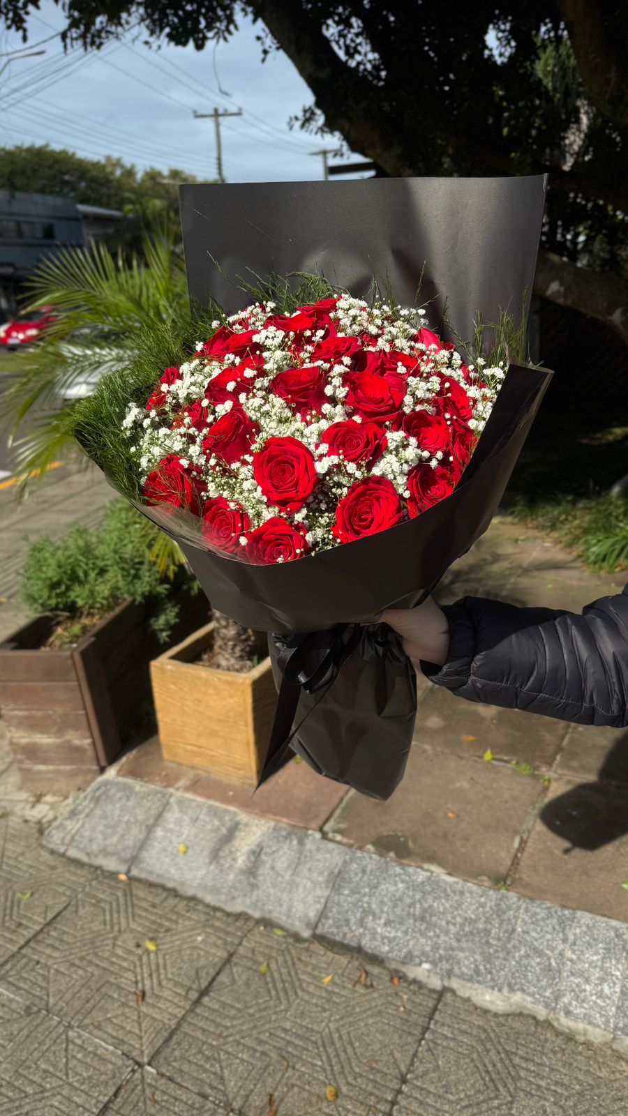 Buquê Pétalas de Amor – 29 Rosas Vermelhas | Suprema Arte