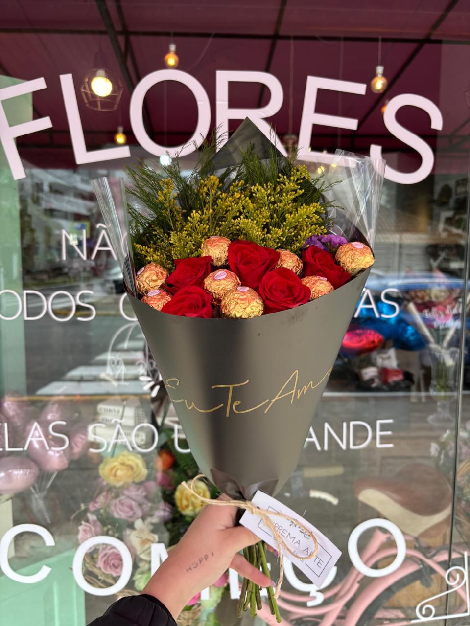 Buquê Amor de Ferrero | 5 Rosas + 8 Bombons Ferrero